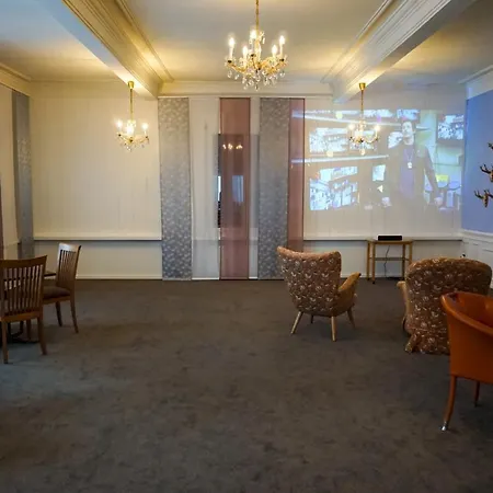 Komplettes Mit 10 Zimmern *