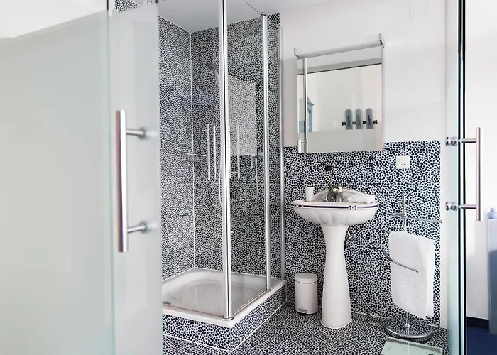 Komplettes Mit 10 Zimmern